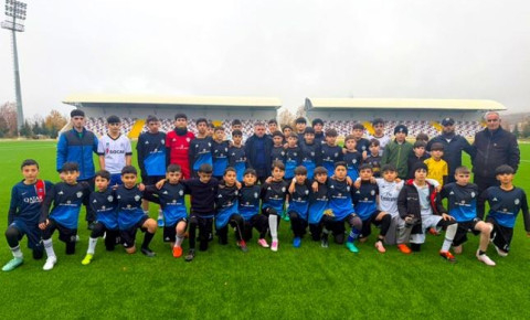 Ayxan Abbasov bölgəyə gedib yeniyetmə futbolçularla görüşdü