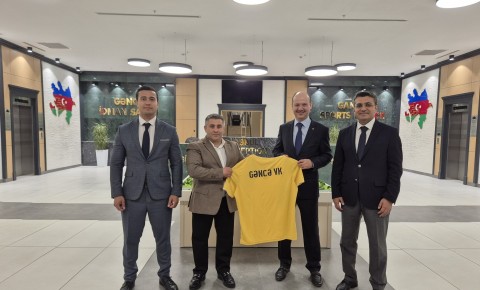 Manuçehir Hojizadəyə "Gəncə"nin forması hədiyyə olundu