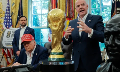 FİFA prezidenti Donald Trampa 45/47 nömrəli bilet təqdim etdi