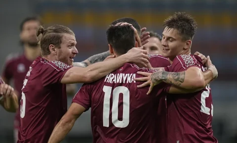 "Belarus millsini sərhəddə 12 saat ləngidiblər